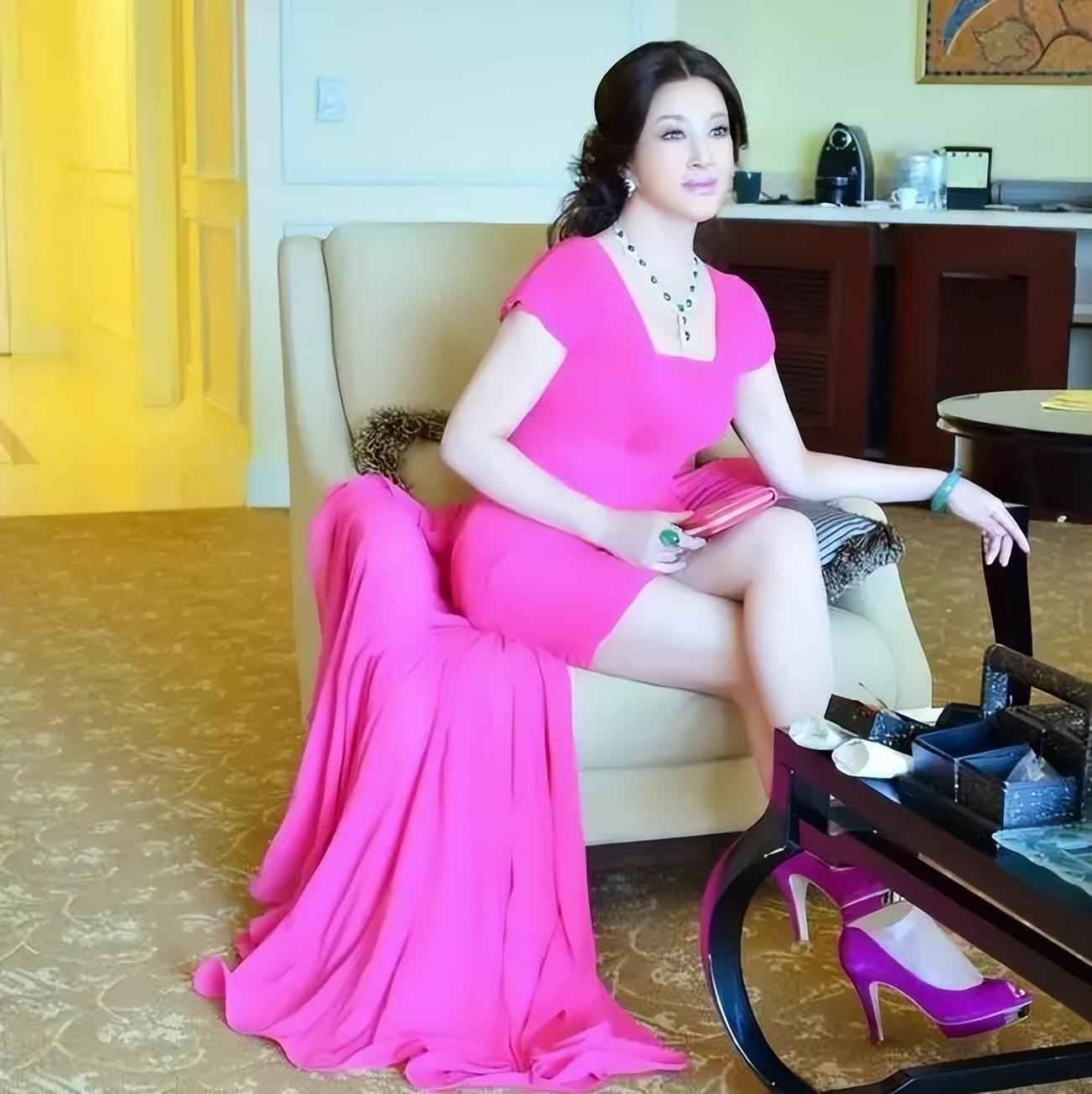 回顾至今没生孩子的10位大龄女星亿万身家无子女继承最大70岁