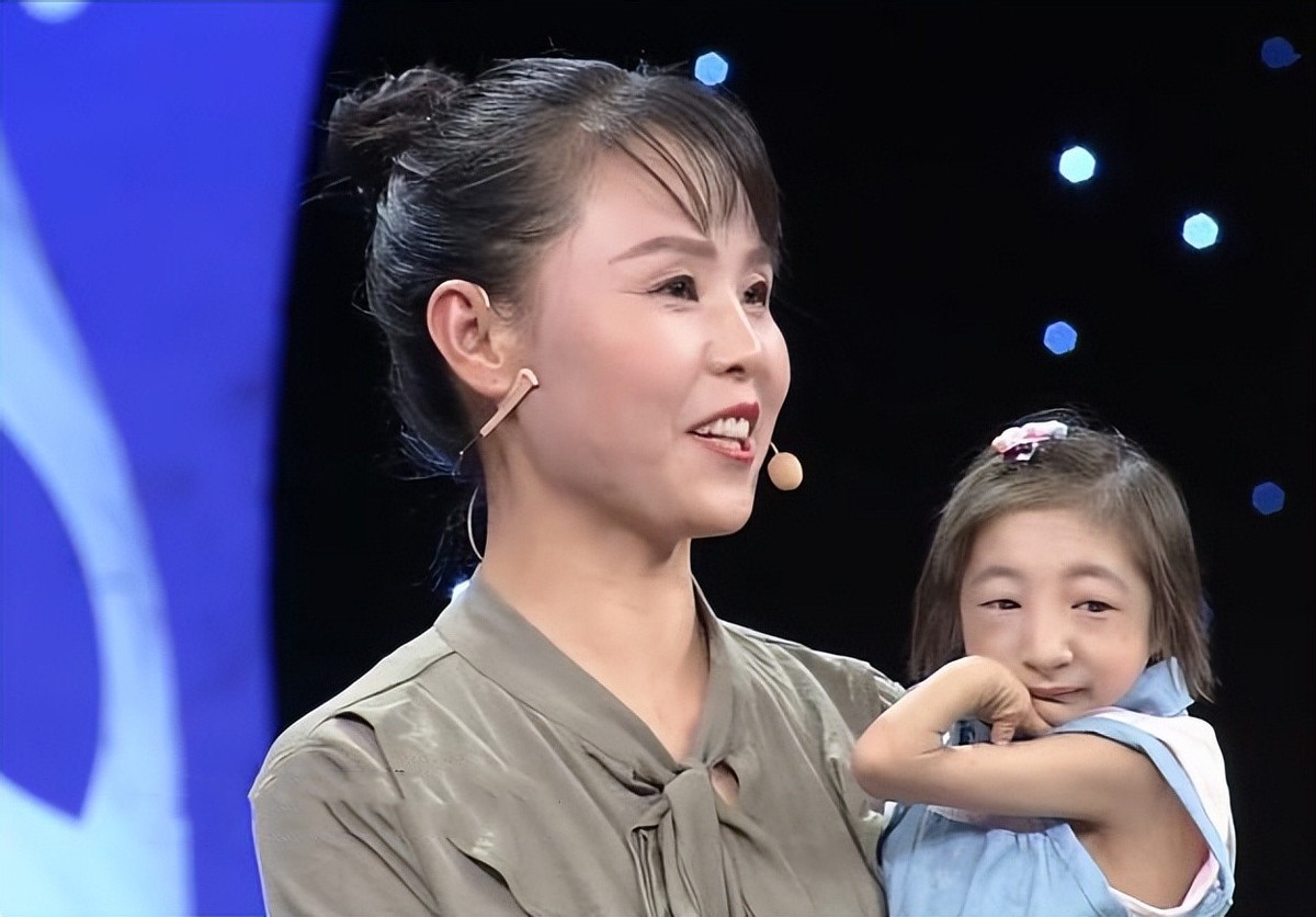 03年"袖珍女孩"刘爽:19岁身高64厘米,父母因爱坚守从不言弃