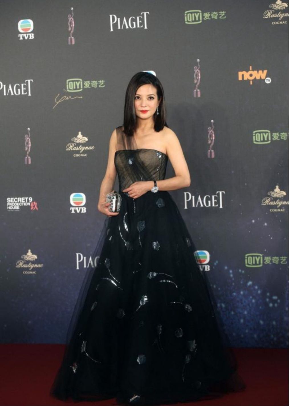 赵薇这身黑色抹胸裙打扮有点美"过分了",同龄中几乎无人能比了