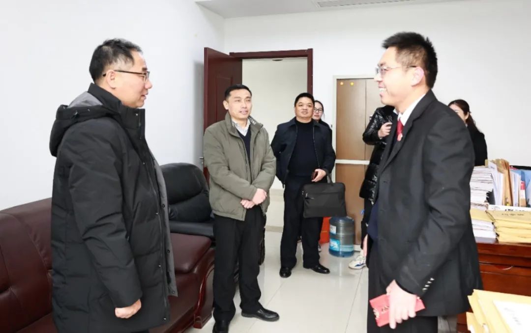 曹文彬一行春节前夕看望庐山市法院困难干警及退休干部