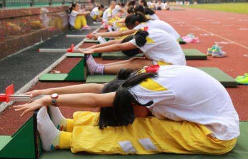 体育老师让四名女生"脱裙子"上课引众人争论,是家长教育问题吗