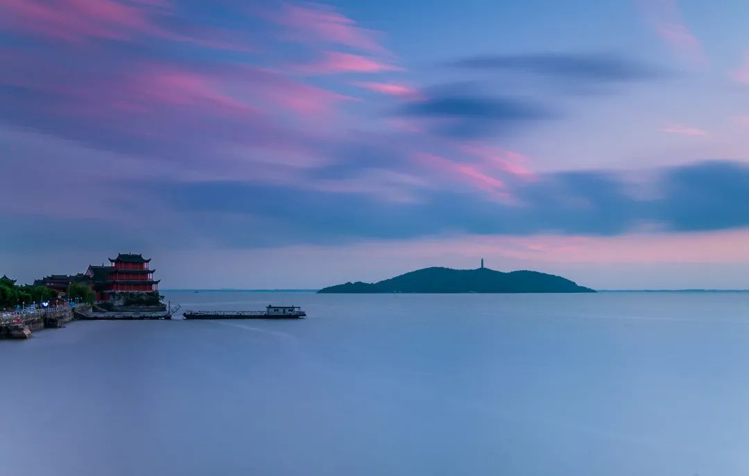 作为巢湖中最大的一座岛屿,从空中俯瞰,姥山岛就像青螺浮水,又如绿宝