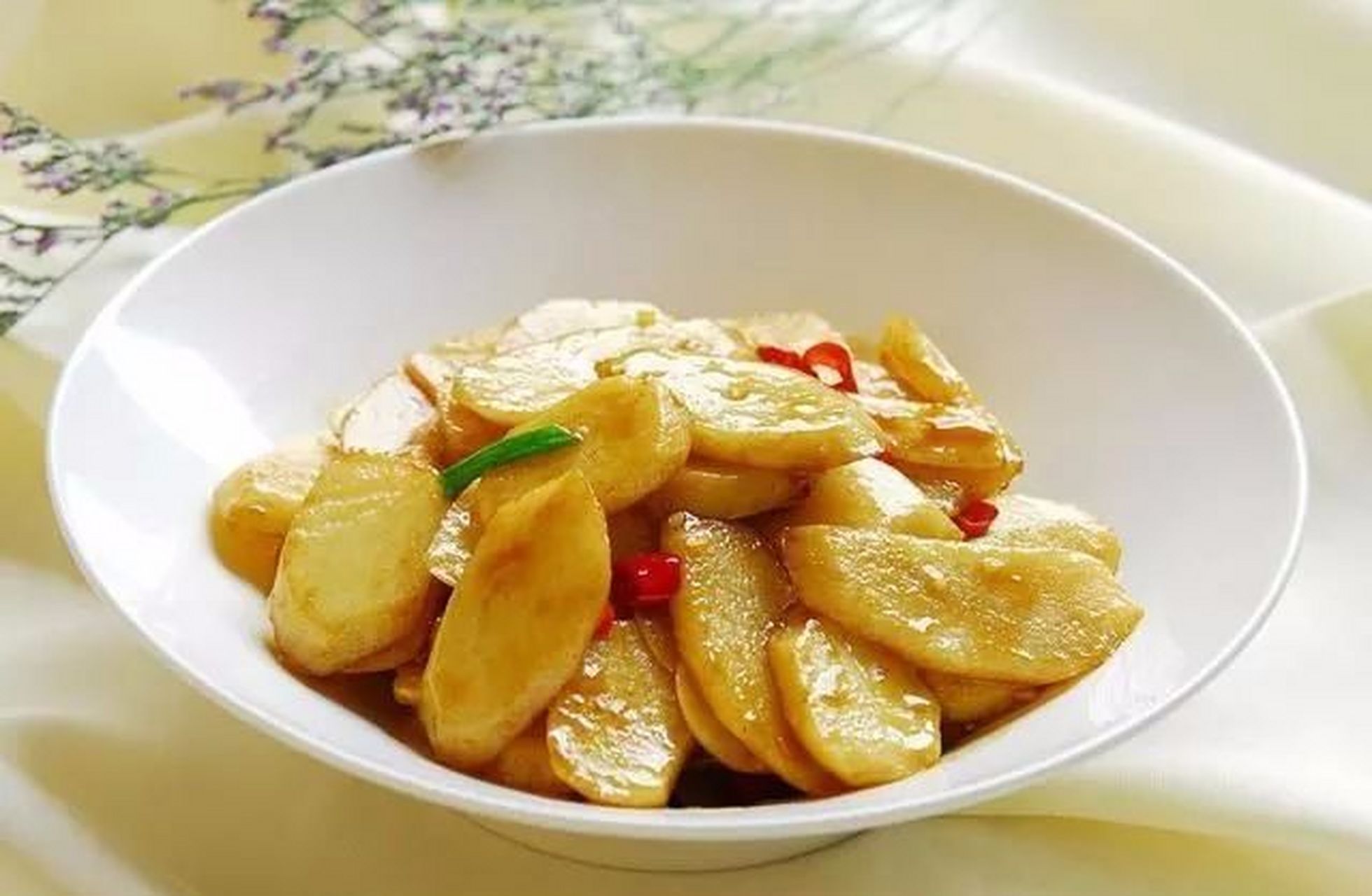 二:醋溜山药  1,山药切片,蒜瓣切丁,辣椒切丁 2,菜刀倾斜六十度左右