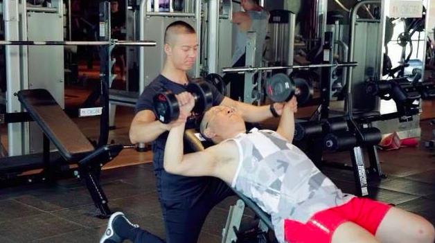 48岁张绍刚减肥成功!晒健身视频肌肉明显,可脸却更显老了