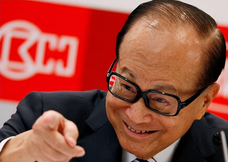 2018年,91岁的李嘉诚官宣自己退休,本以为年事已高的李嘉诚会选择休闲