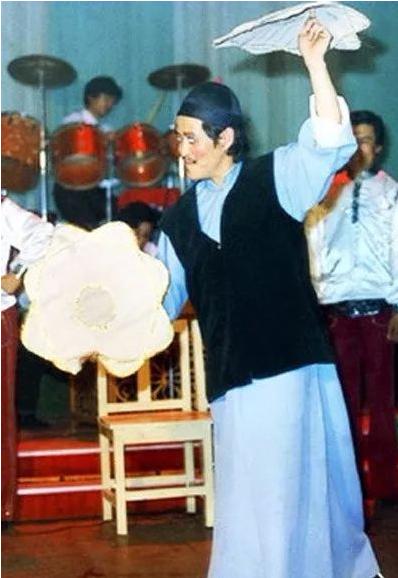 1991年,赵本山抛弃糟糠之妻,带残疾子的葛淑珍如今生活怎样了?