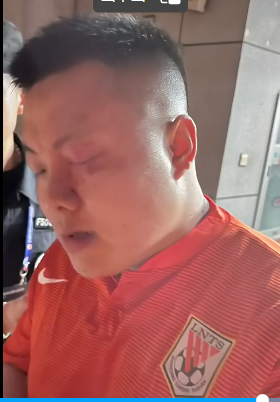 谩骂 砸水瓶 做下流动作!南通球迷当孩子面竖中指,山东球员回应