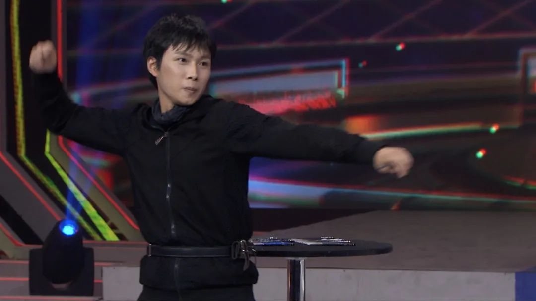 虽然范十三自学了一身武艺, 但是从不敢摘下面纱, 今天他将首次露出真