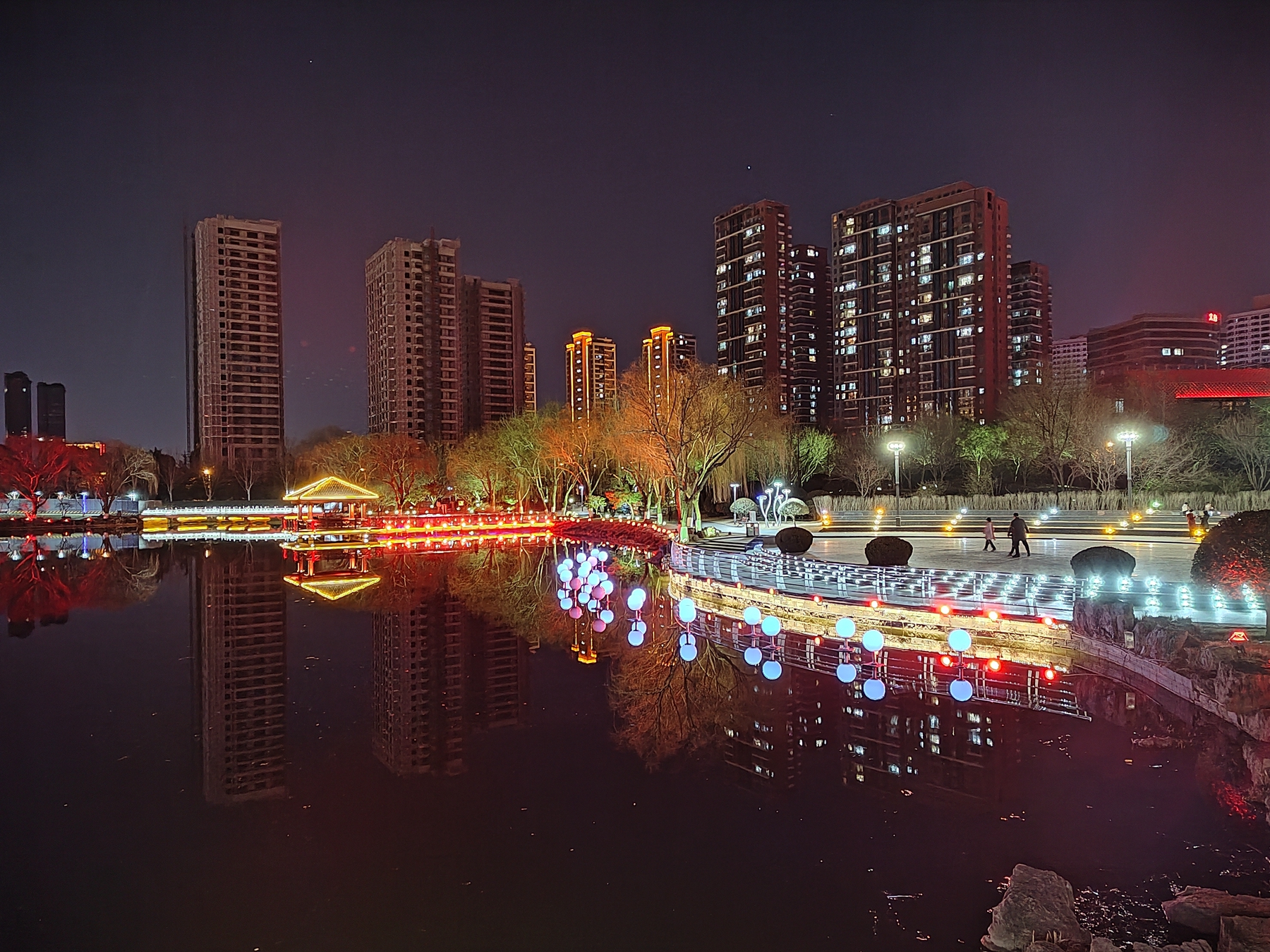 荣耀50pro镜头里的临沂五洲湖春节夜景