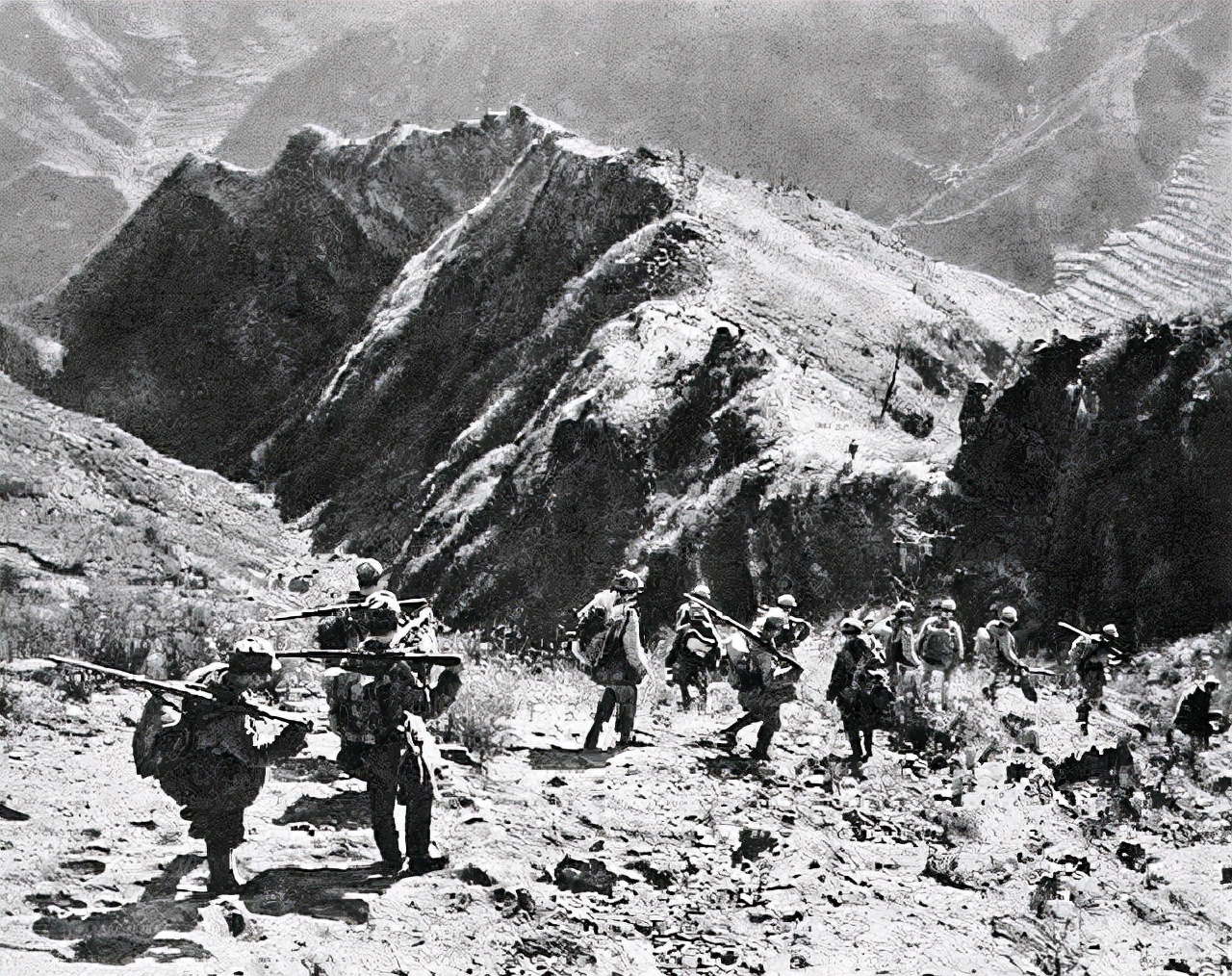 1934年,一位卖盐小贩救下红25军3000人,建国后军长苦寻了他6次