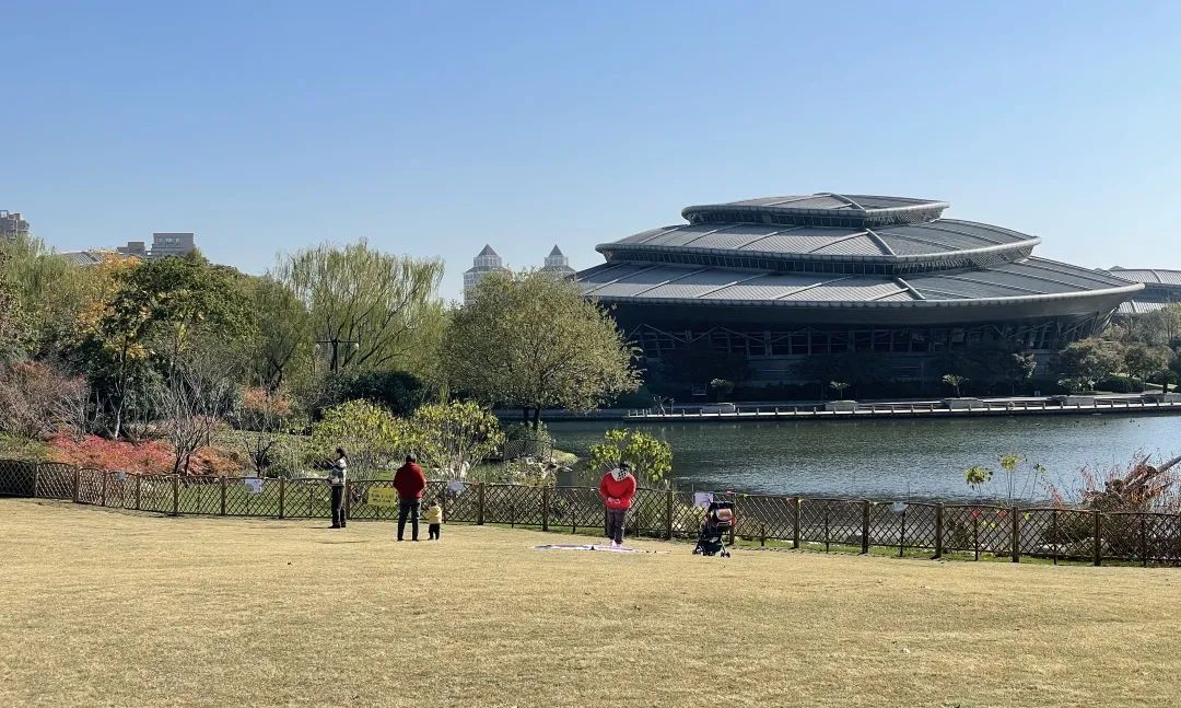 丰收湖公园位于九堡街道三卫社区,嫩绿的草坪洒满阳光,是静静享受惬意