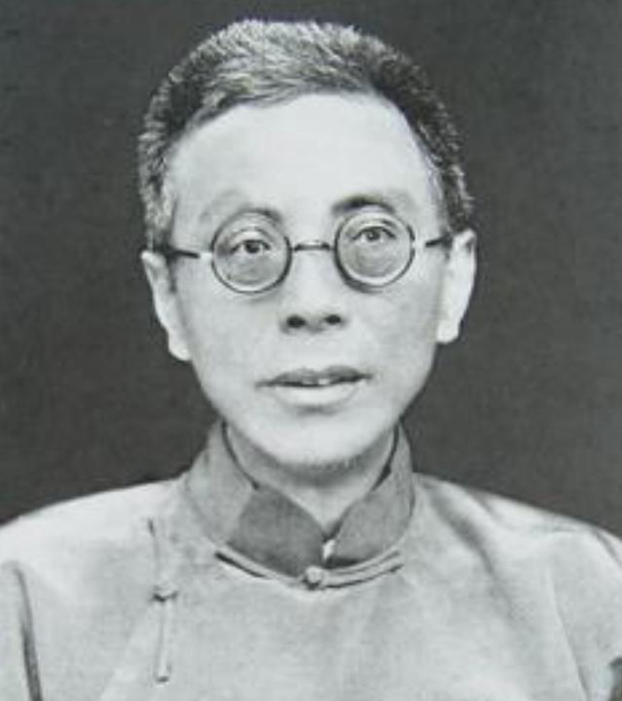 卢焕文(右二)当时正值晚清时期,中国百姓首当其冲受列强迫害,卢芹斋的