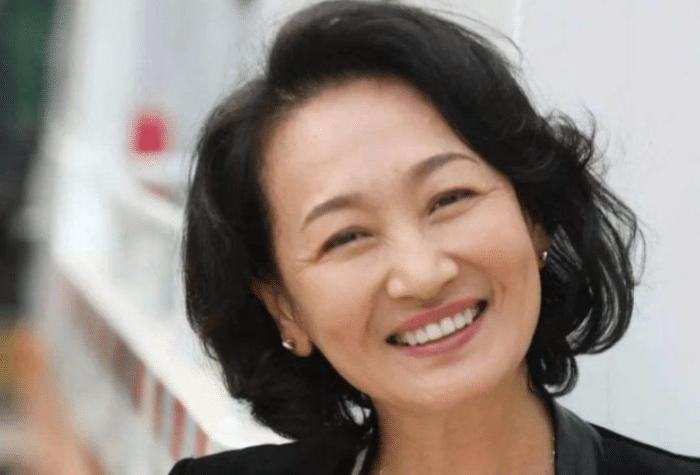 她是騰格爾前妻,蒙古有名女藝人,離婚後一直單身如今50歲像少女