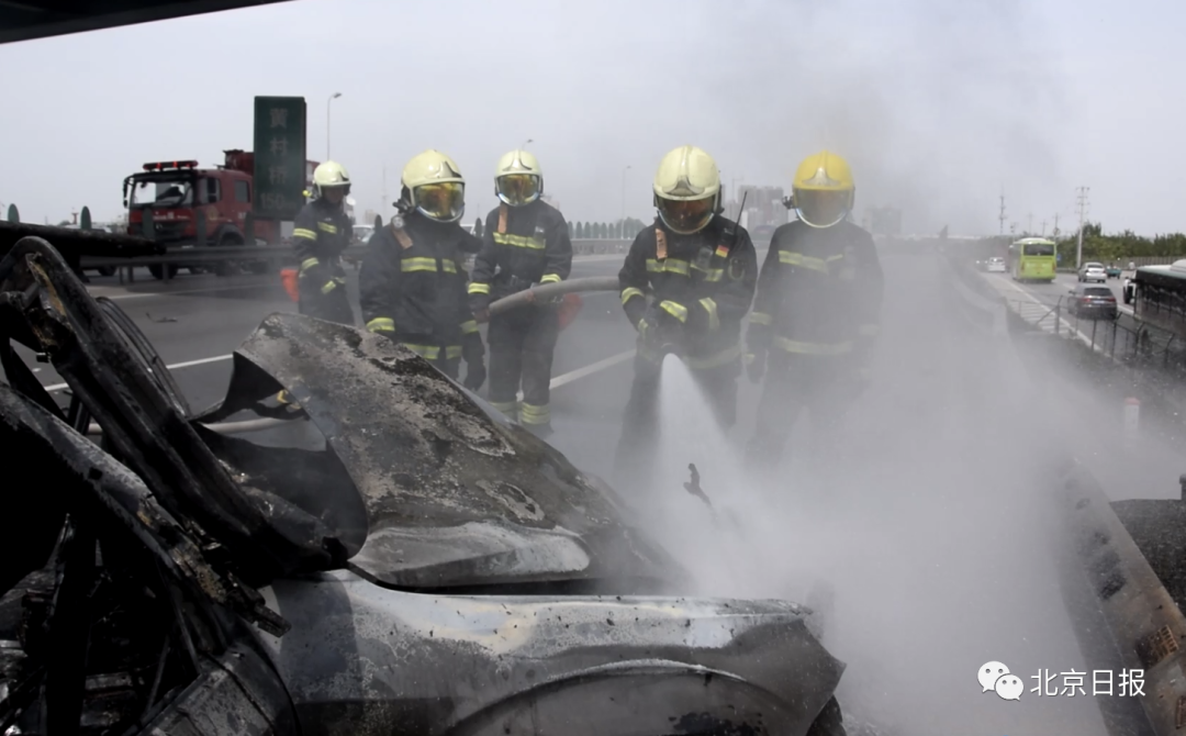 推荐北京两车相撞爆炸前5分钟人被救出！两人明知氧气瓶随时会爆炸仍去救人