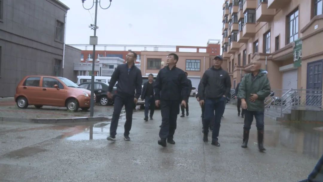 马长伟深入城区查看台风影响情况