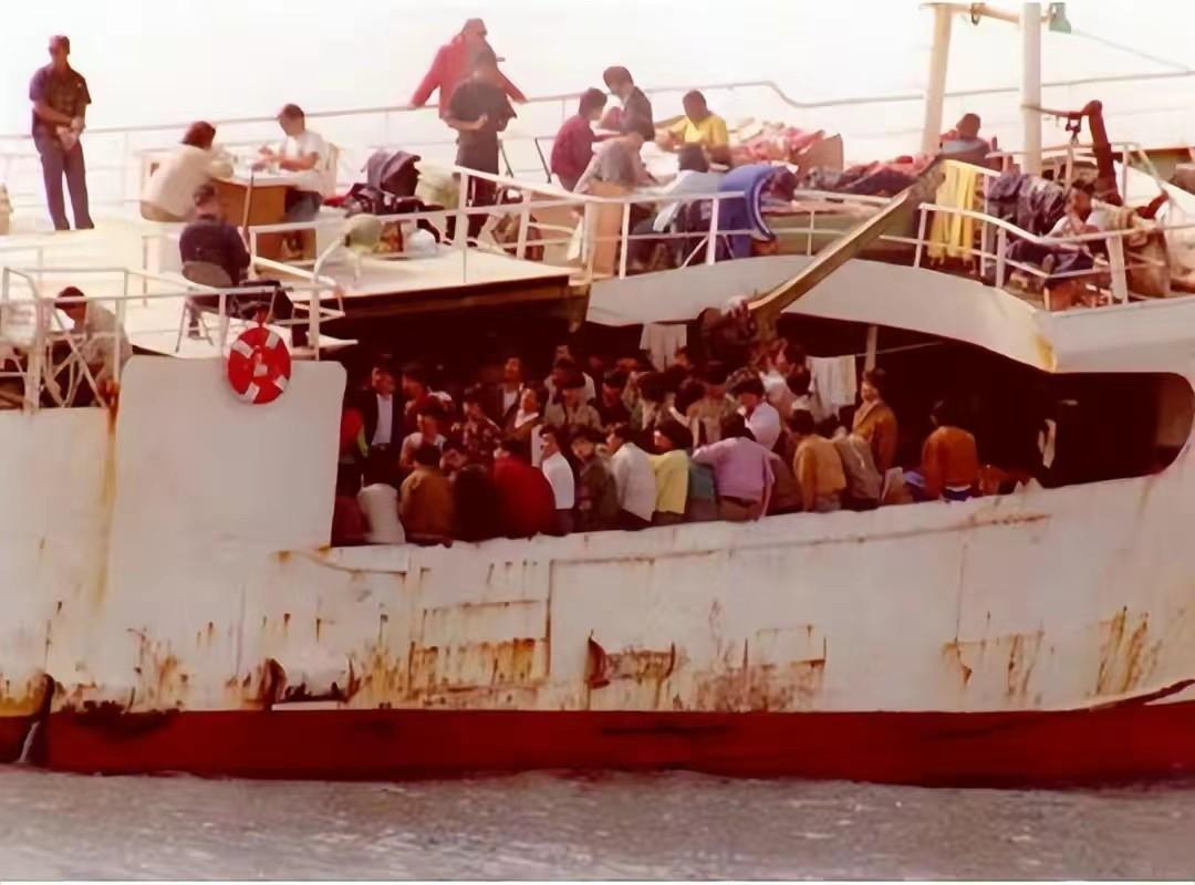 2014年福建一全球女通缉犯去世,160辆林肯千人为她送行,她是谁