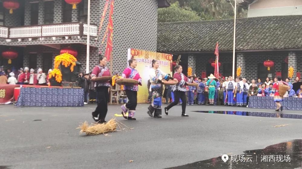 古丈:岩头寨镇成功举办苗族跳香节