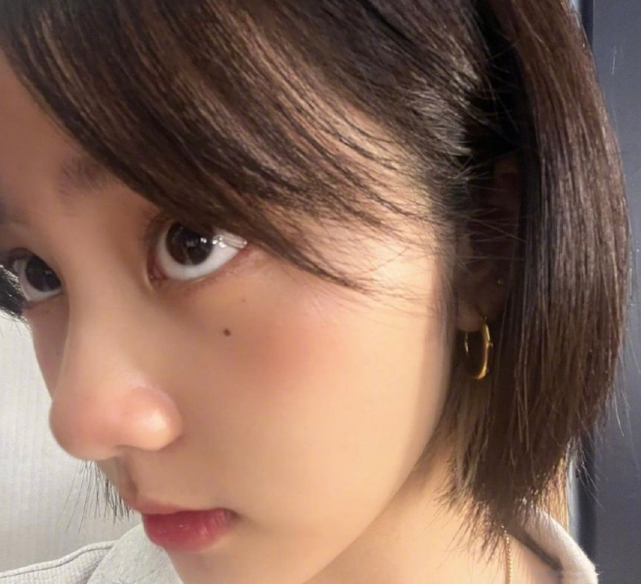 黄多多从小美到大!短发新造型自拍火了,网友:完美继承母亲颜值
