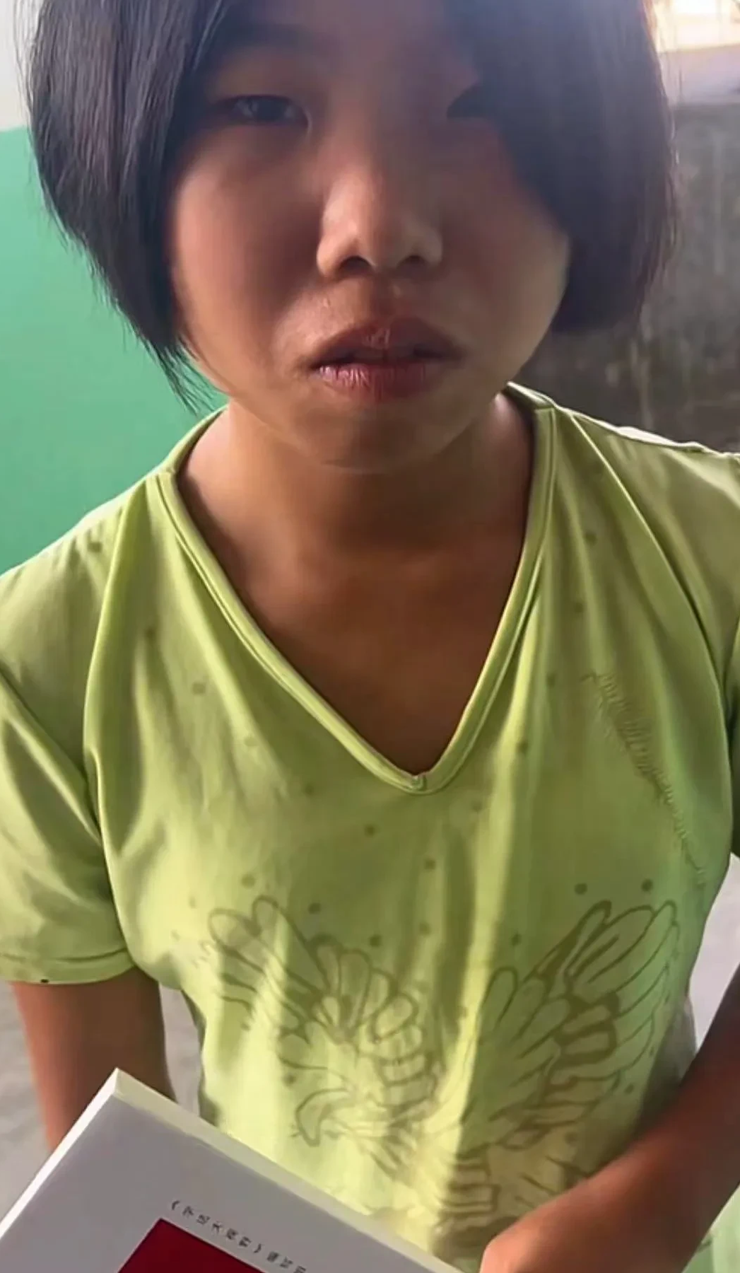 沮丧的眼神,女同学因家境贫困开学没订书,全班就她无法背课文