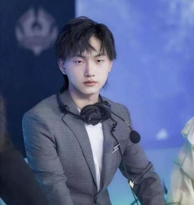 fly采访太搞笑,五人组与实力无关?毒舌飞牛已上线