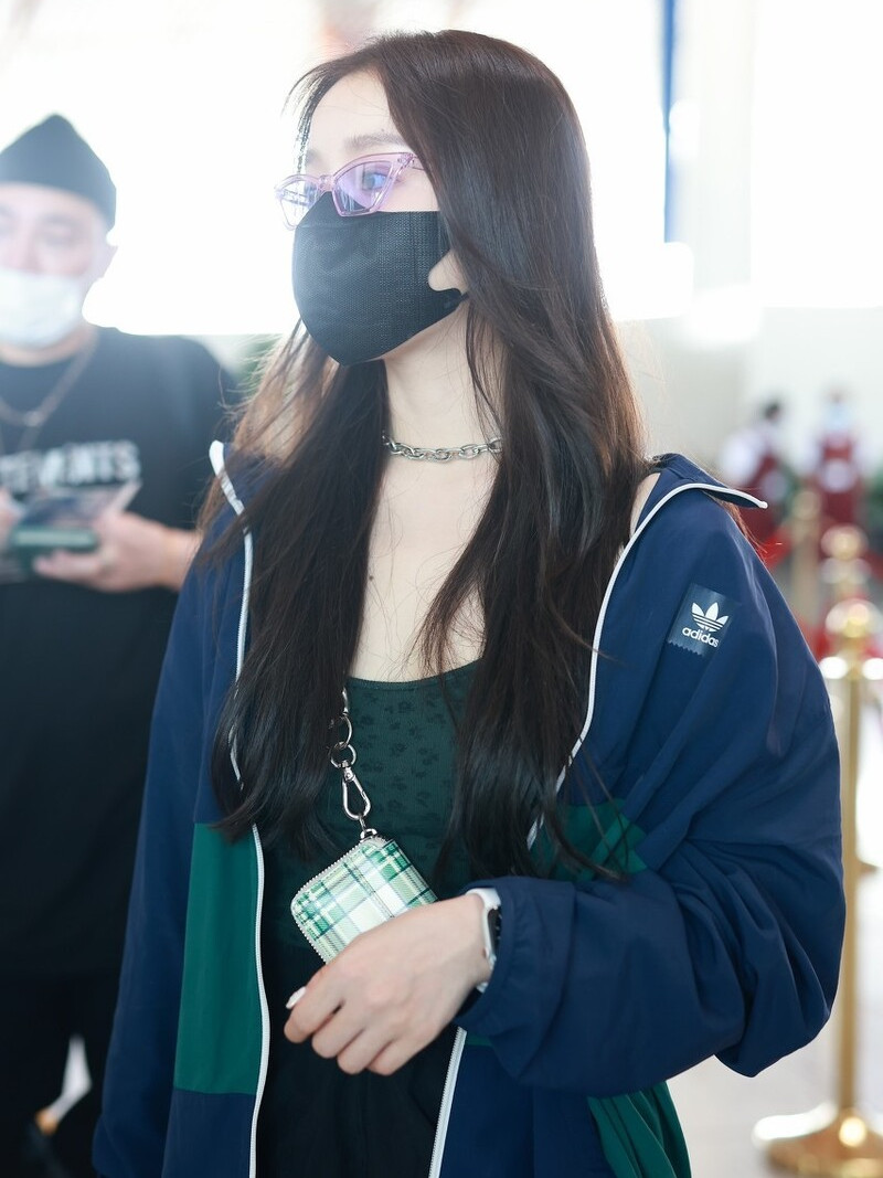 姜贞羽现身机场,穿搭短裤大秀美腿,气质清新太养眼了