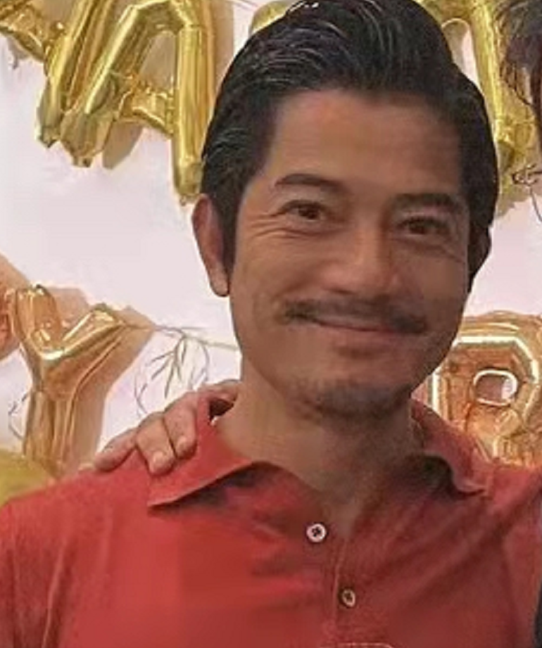 好友晒郭富城庆生照,56岁郭天王脸庞清瘦皱纹深