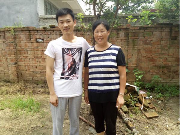 回顾学霸张广利:高考前在父亲病床前奔波,考上北大母亲激动落泪