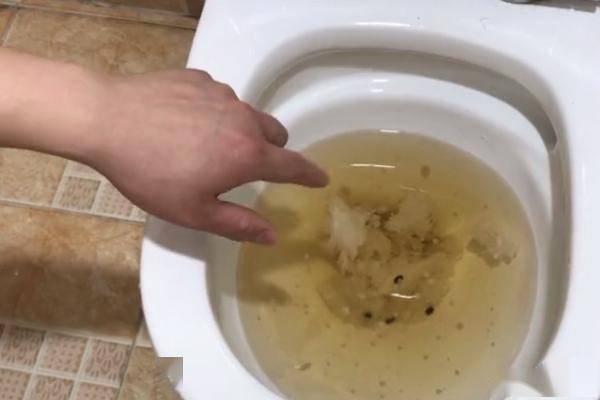 马桶刚买回来的时候用起来总是非常顺畅,一按一下冲水键总是可以冲得