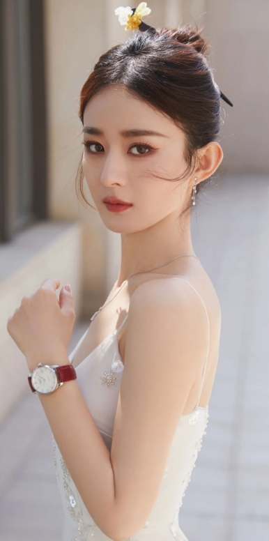 冯小刚身旁坐着赵丽颖,美丽逼人,冯导问王中磊:这人是谁啊