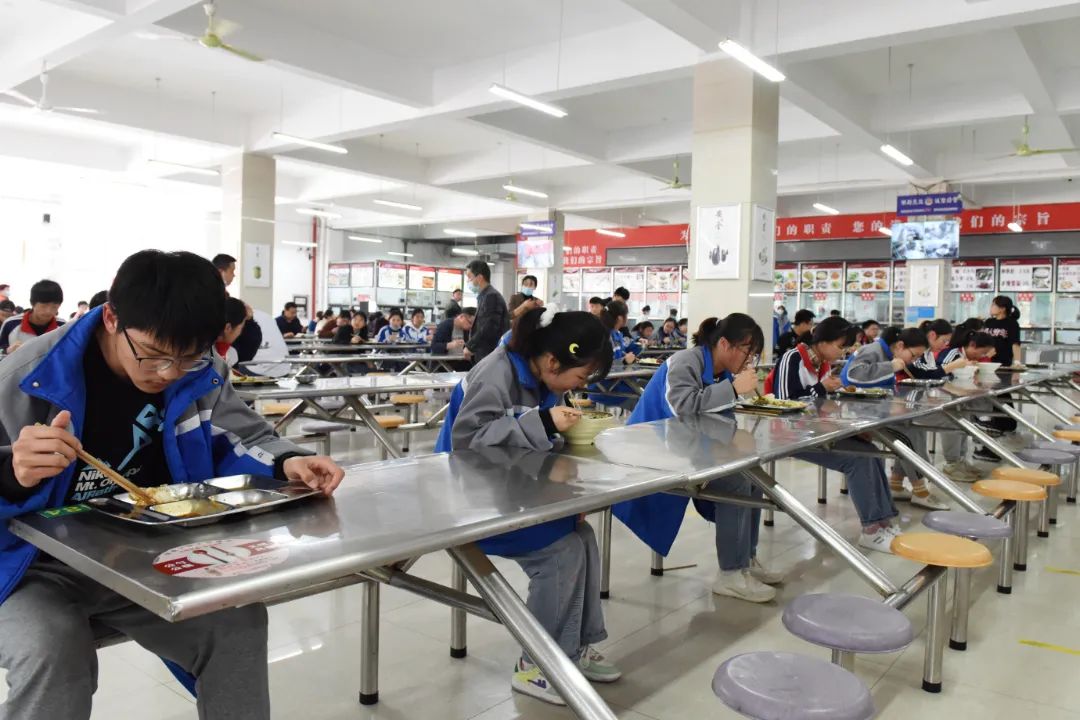 刚刚拍下阜阳一中三中五中红旗城郊