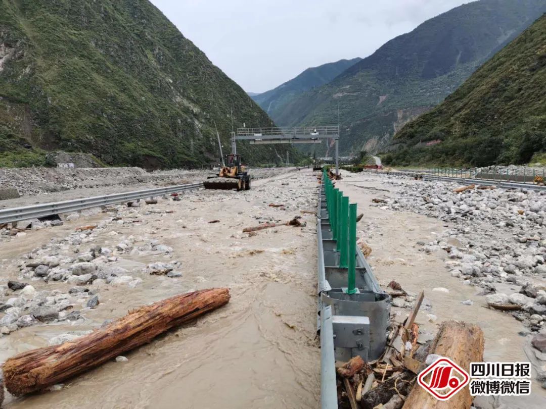 都汶高速因泥石流双向中断!公路成河道,现场惊心!