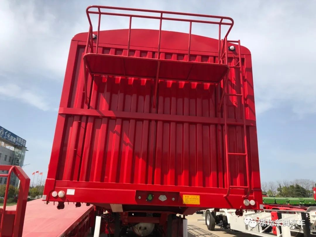 东润2台13米鹅颈仓栅半挂车如期交付