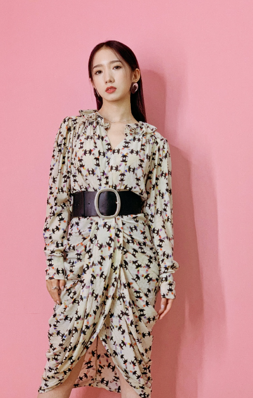 孟美岐碎花裙穿出港风?被网友调侃不合适,"硬穿"效果也不错