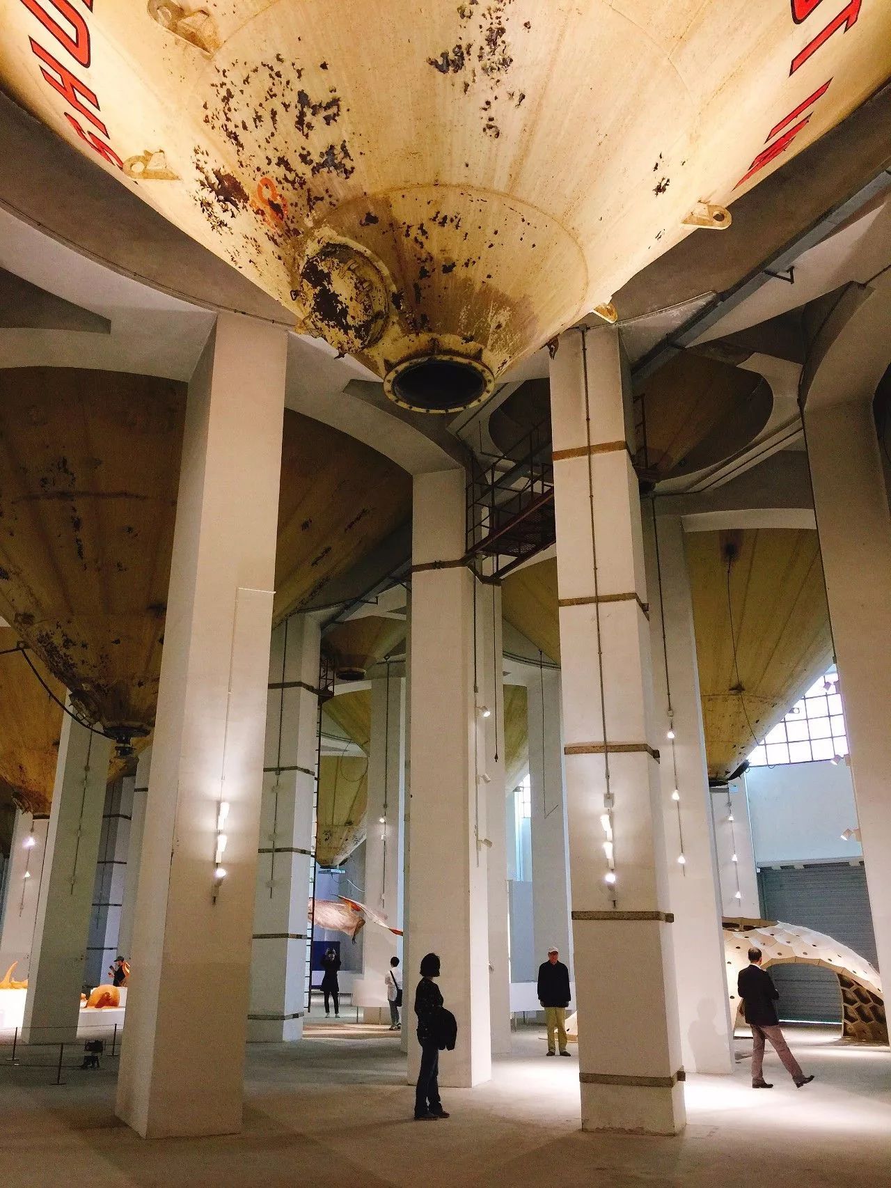 故事:上海九龙柱之谜:施工前12名工人集体高烧,和尚施法7天后殒命