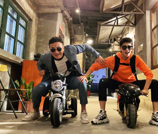 带你参观杨洋的豪宅,卧室大得能摆放沙发,平时还能充当客厅用