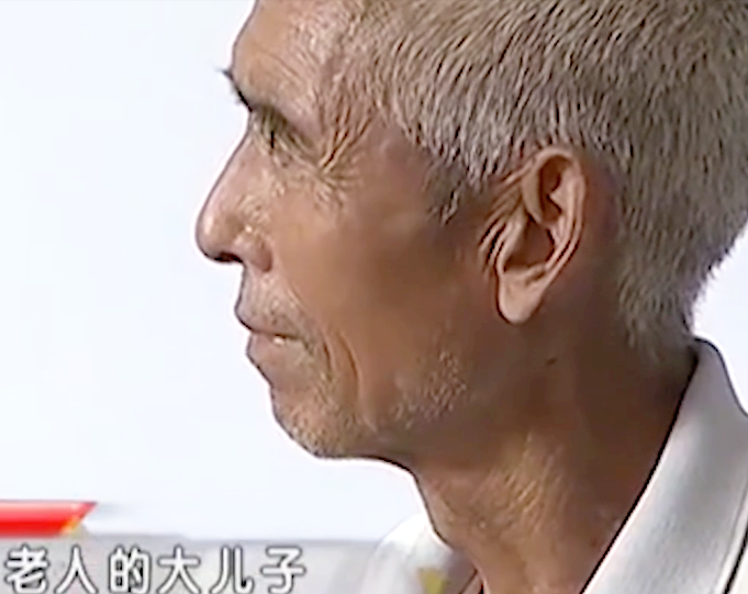 回顧92歲老婦住門洞7個子女無一心疼侄子聽聞大怒痛打老人子女