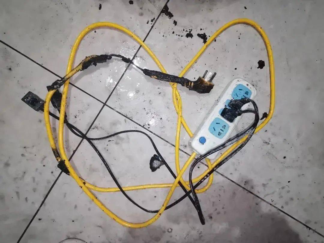 线路过载选用线路或设备不合理,线路的负载电流量超标,用电设备长期超