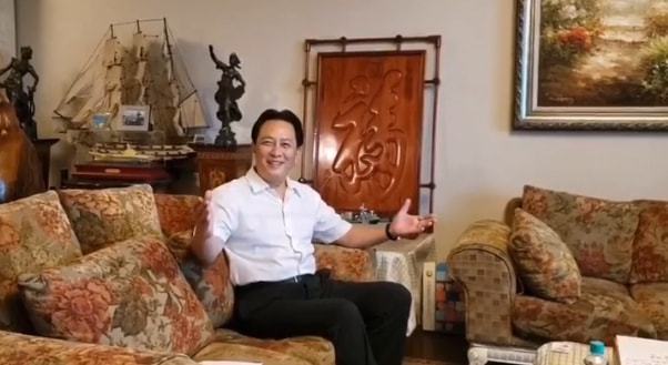 69岁唐国强豪宅内送祝福!肚腩突出精神饱满,客厅宽敞家具太豪华