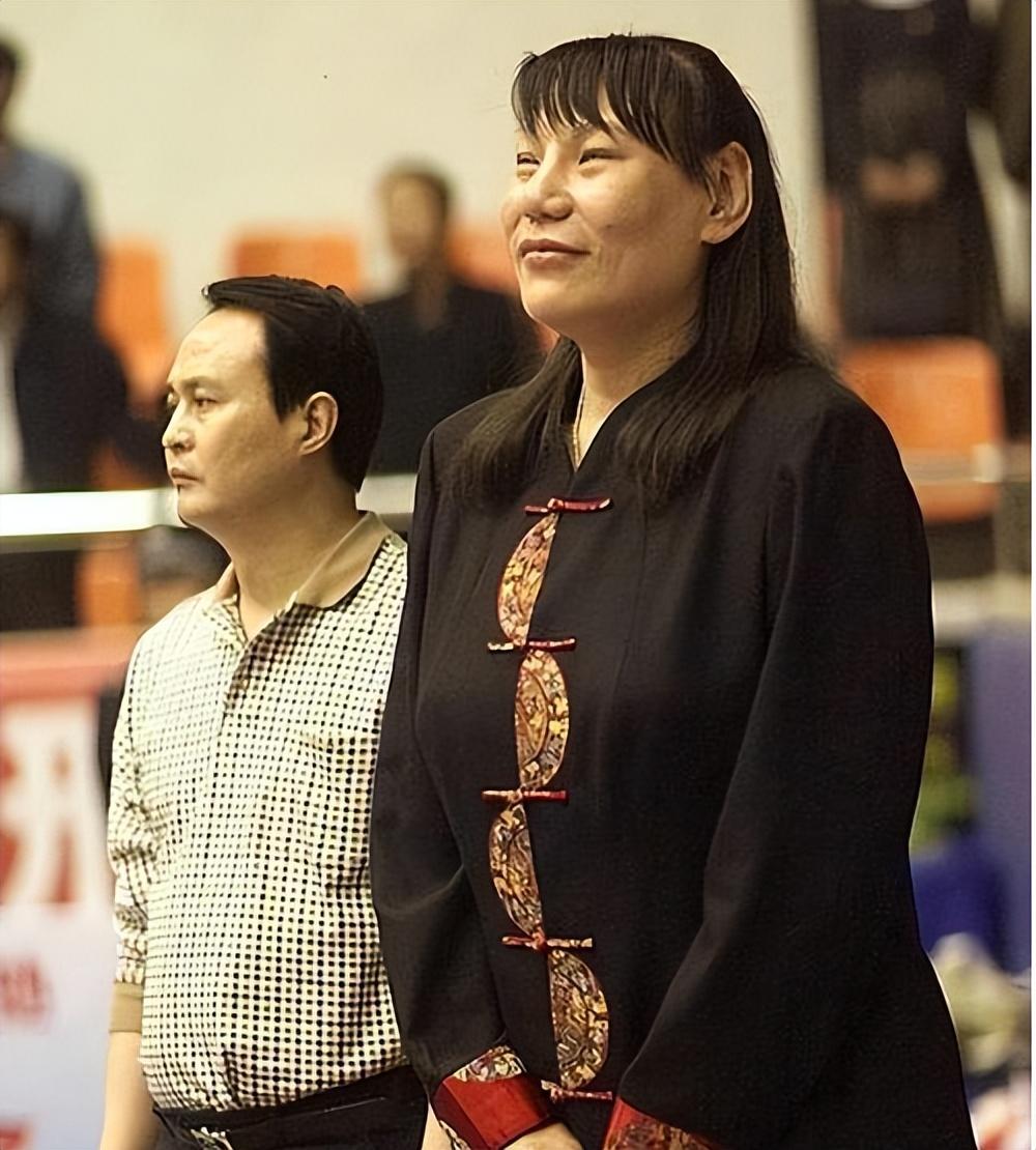 女篮名将郑海霞:坐拥大校军衔,嫁给1米9街道临时工,现状如何?