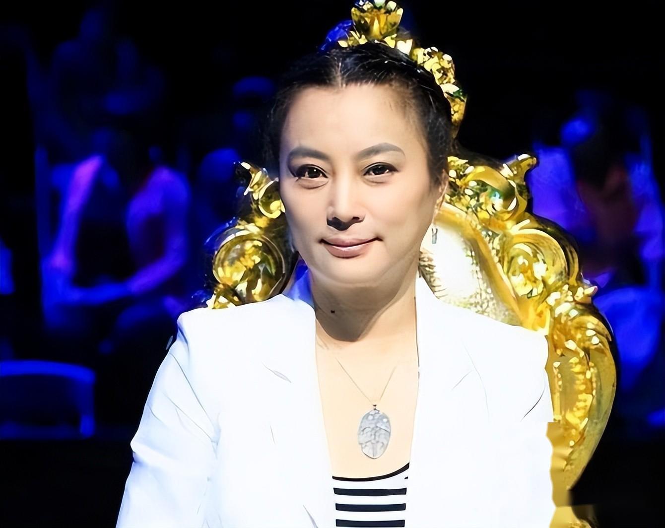 但是随着女儿的成长,花销也越来越多,金炜玲和丈夫只靠唱歌已经无法