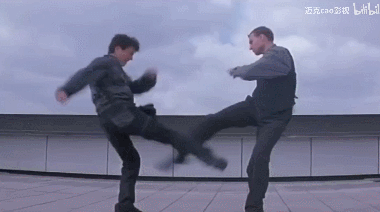 学的是舞台功夫 表演性质更重 李小龙武打风格侧重实战 讲究最短时间