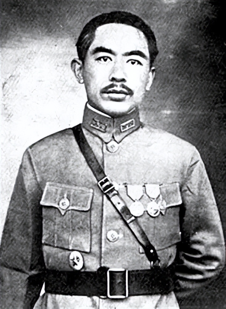 新疆土皇帝,却遭灭门屠杀,晚年孤独终老,真相为何?