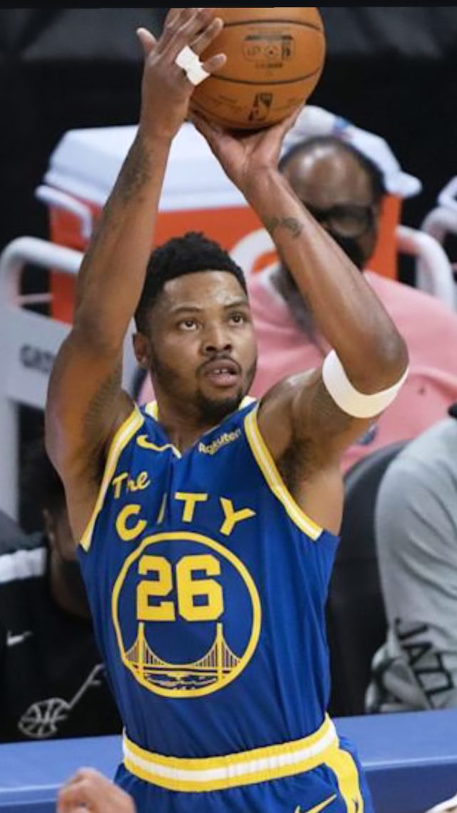 图为勒布朗-詹姆斯晒出的贝兹莫尔,他今年也已经32岁了,同样哥双方