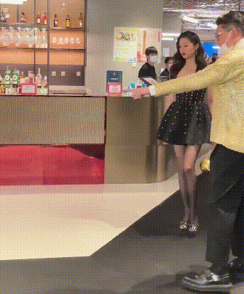 再综合之前穿超高跟需要扶墙走路来看,关晓彤似乎并不太会穿高跟鞋,还