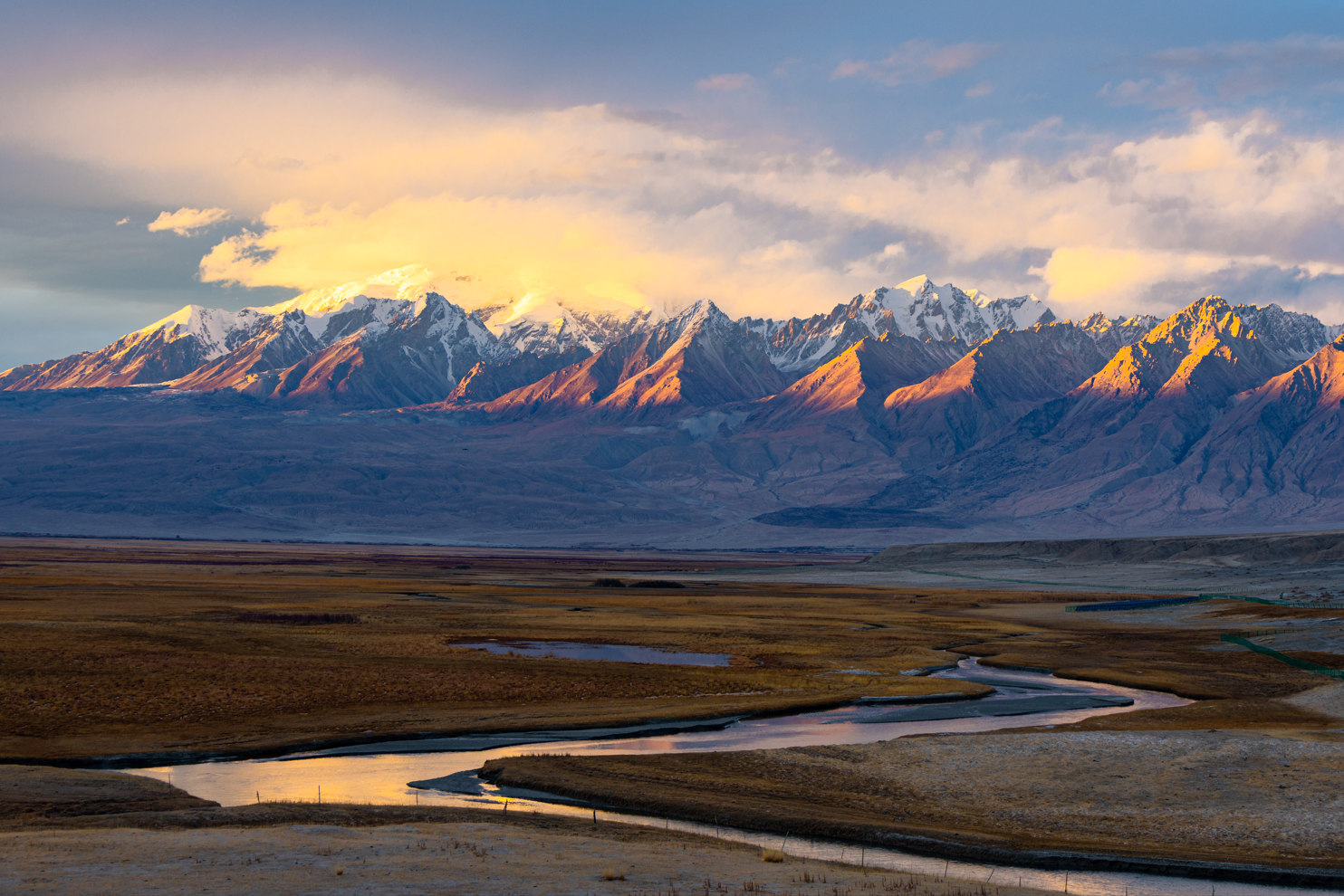 巧妙利用前景,营造出照片的景深感