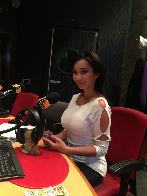 法国亚裔姑娘:名校精英跑去当艳星!充分表达自我的方式?