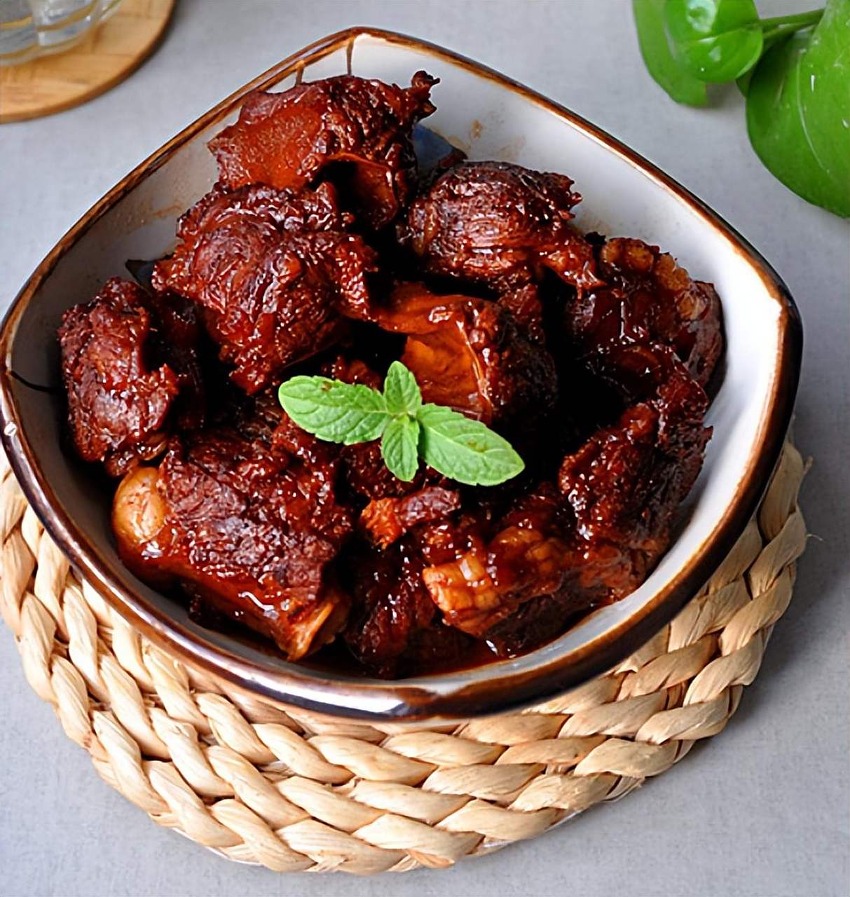 用京尚纯陶瓷养生锅烹饪红烧牛小排和土豆烧牛肉焖饭,体验美食带来的