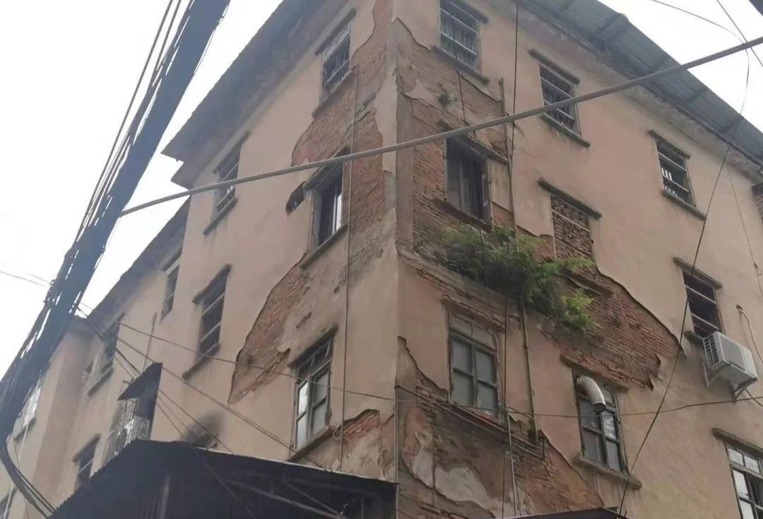 梅州梅江区一老旧住宅楼墙皮脱落成隐患,住户盼望能尽快修复!