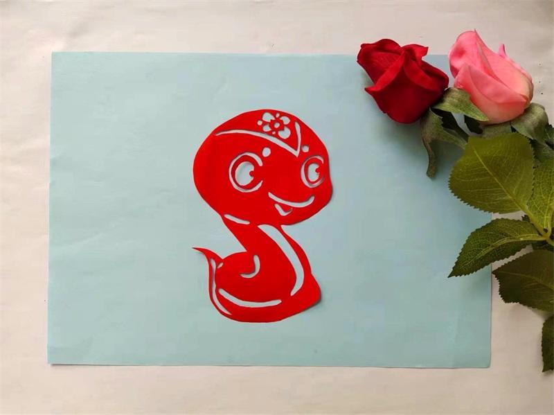 生肖蛇剪纸教程:蛇宝宝软萌可爱,怎么剪出来的?