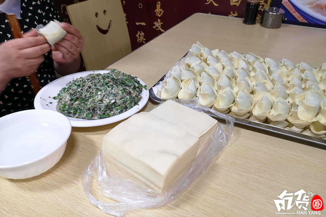 这家店主打 荠菜大馄饨